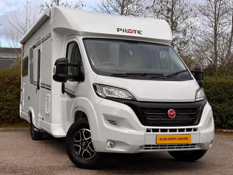 Pilote P696U Evidence